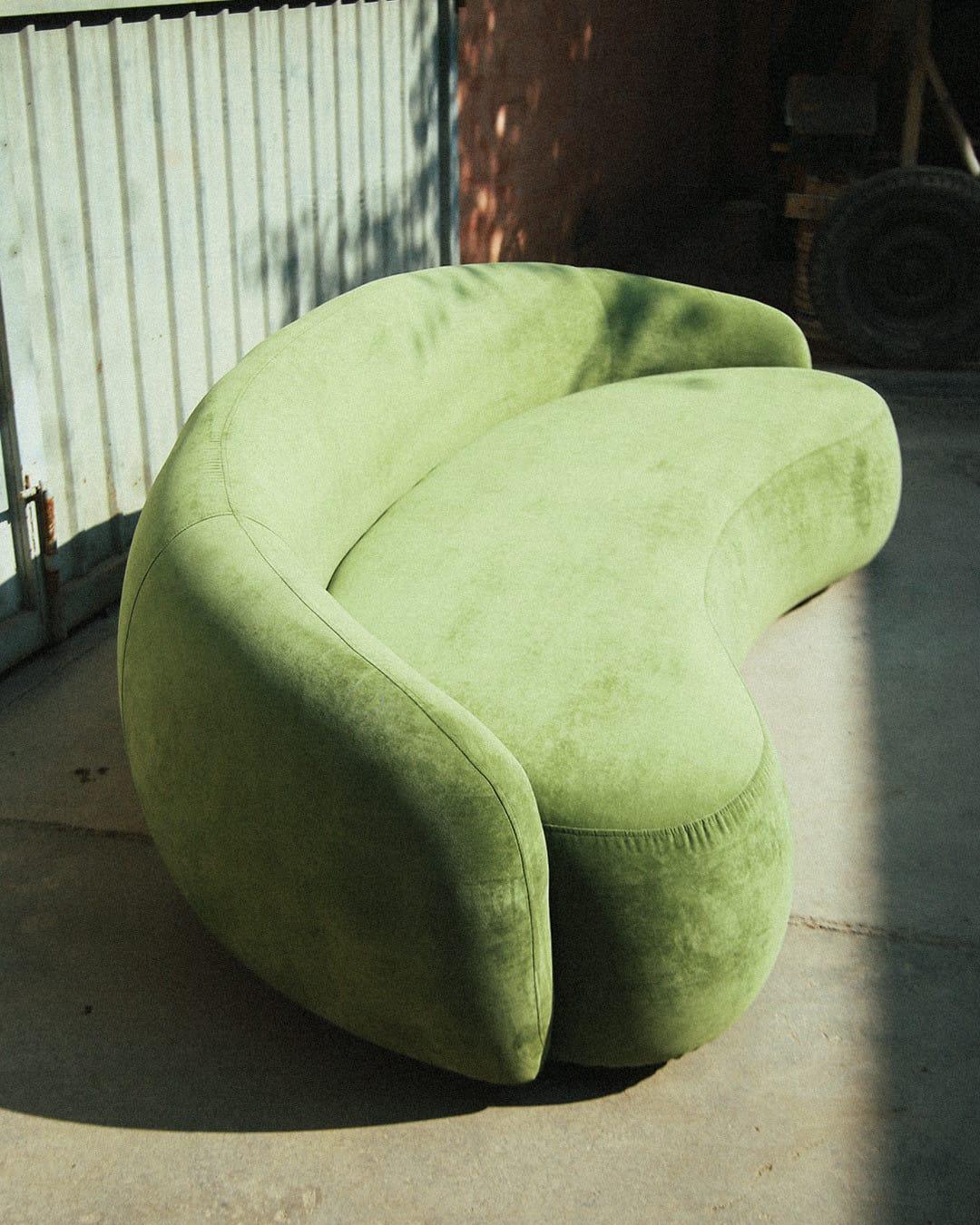 Sillón Güemes tapizado en pana verde